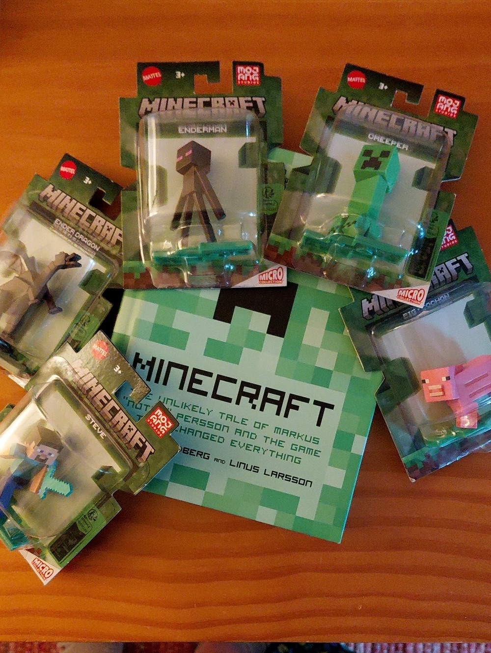 NEW! Minecraft Bundle 5 Mini Figures And Book